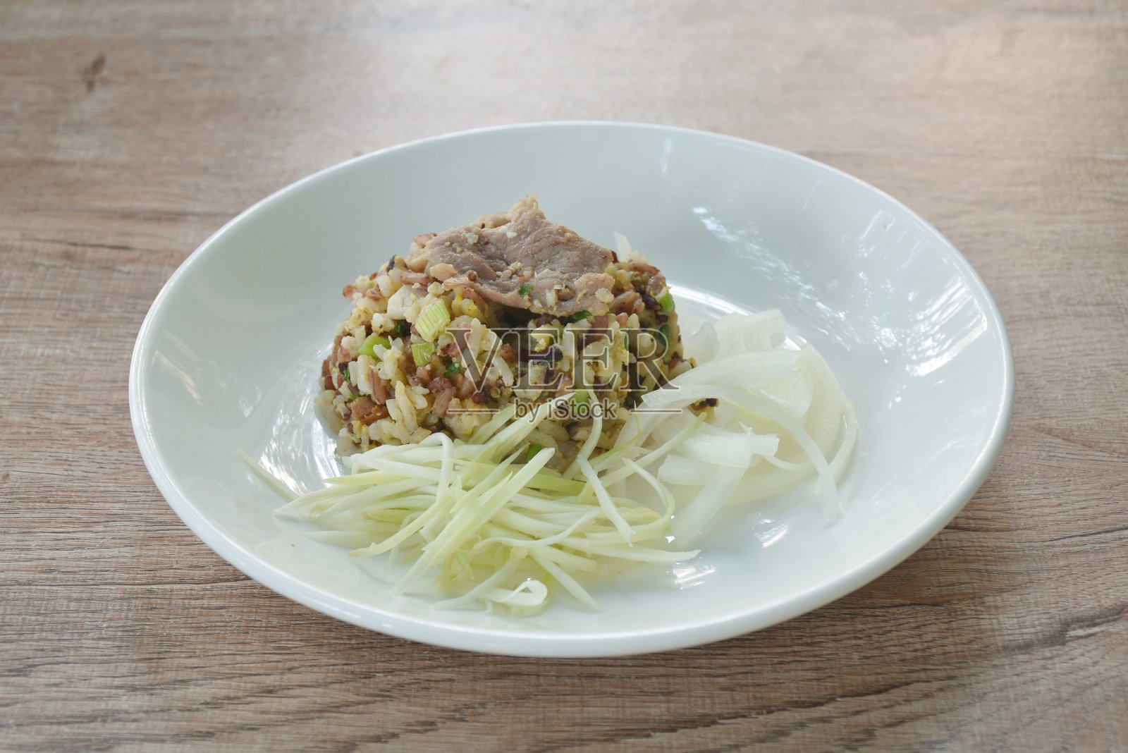 猪肉炒饭配洋葱片和芒果照片摄影图片