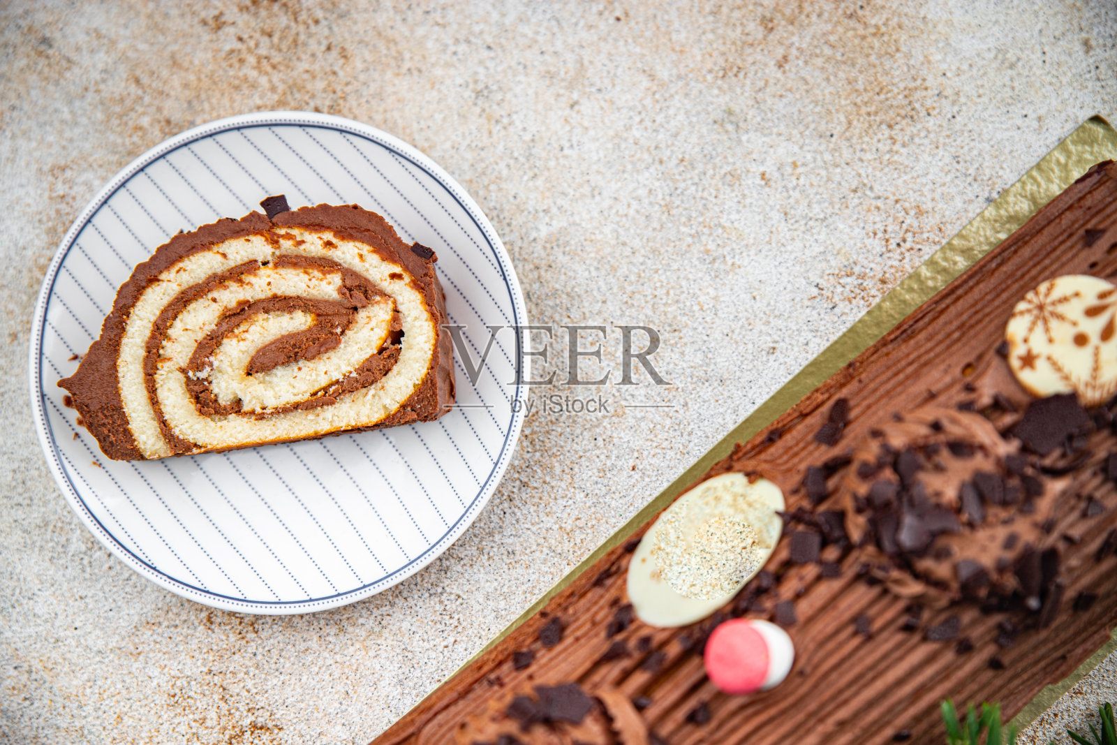 圣诞原木甜卷巧克力饼干圣诞甜点节日烘焙款待新年和圣诞庆祝餐食品小吃桌上照片摄影图片