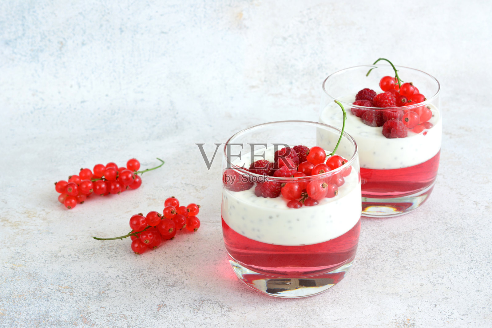 明胶甜点，配红醋栗、覆盆子、酸奶和奇亚籽照片摄影图片