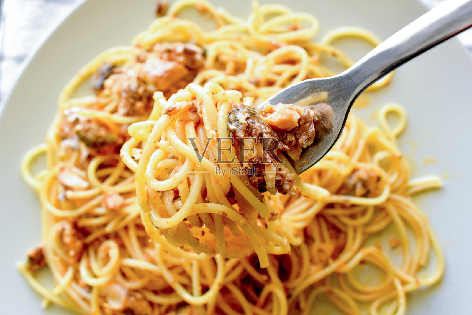 意大利面配沙丁鱼和番茄酱。照片摄影图片