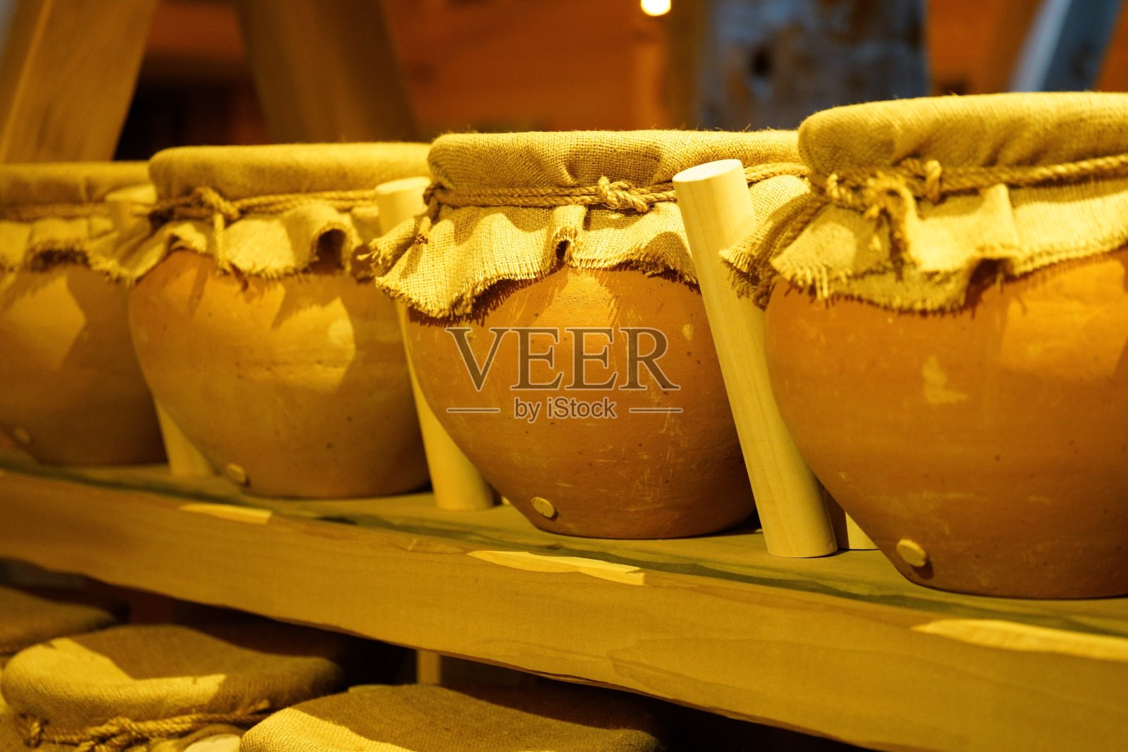 收集不同口味的装满蜂蜜的罐子照片摄影图片