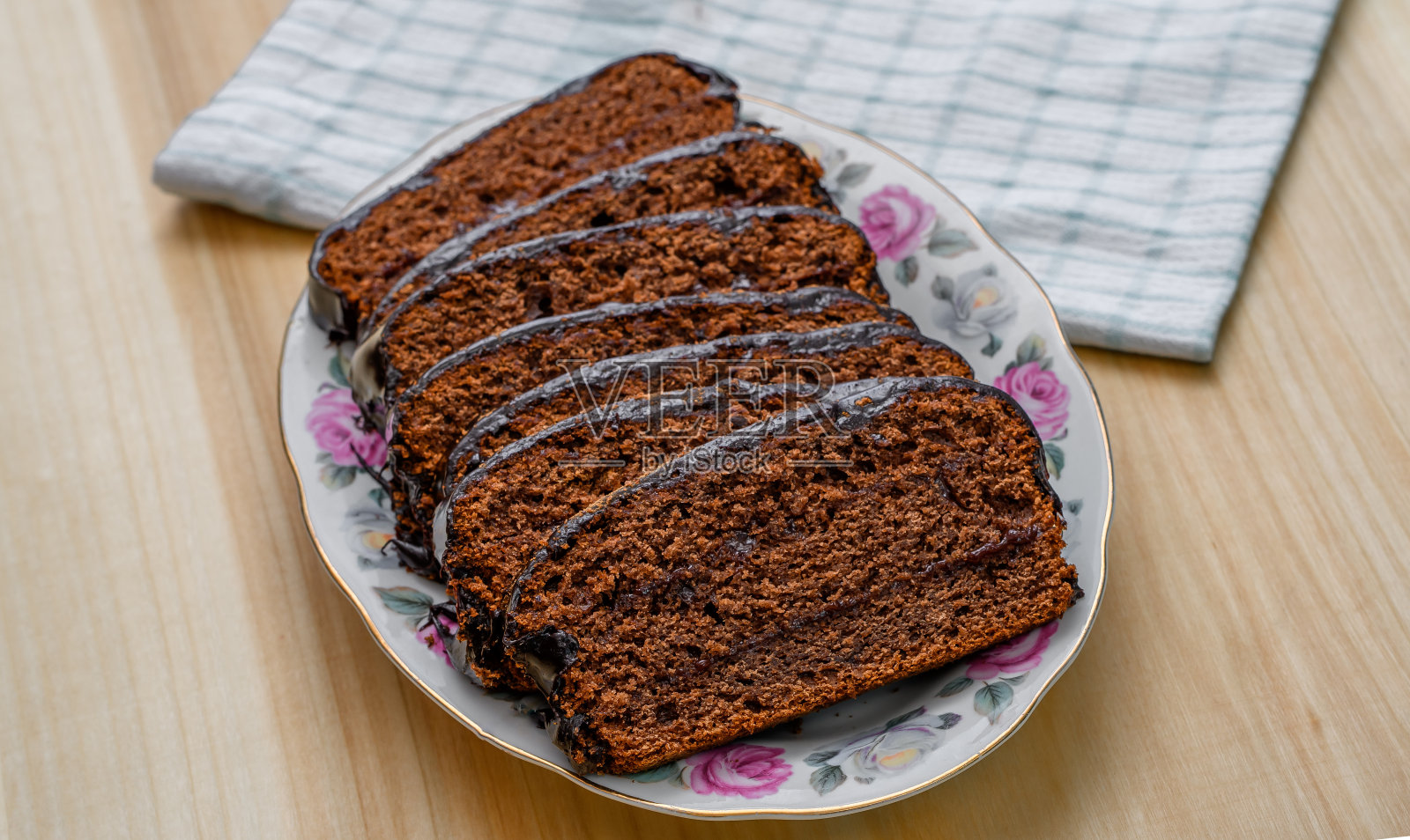 有李子果酱和巧克力糖霜的圣诞姜饼照片摄影图片