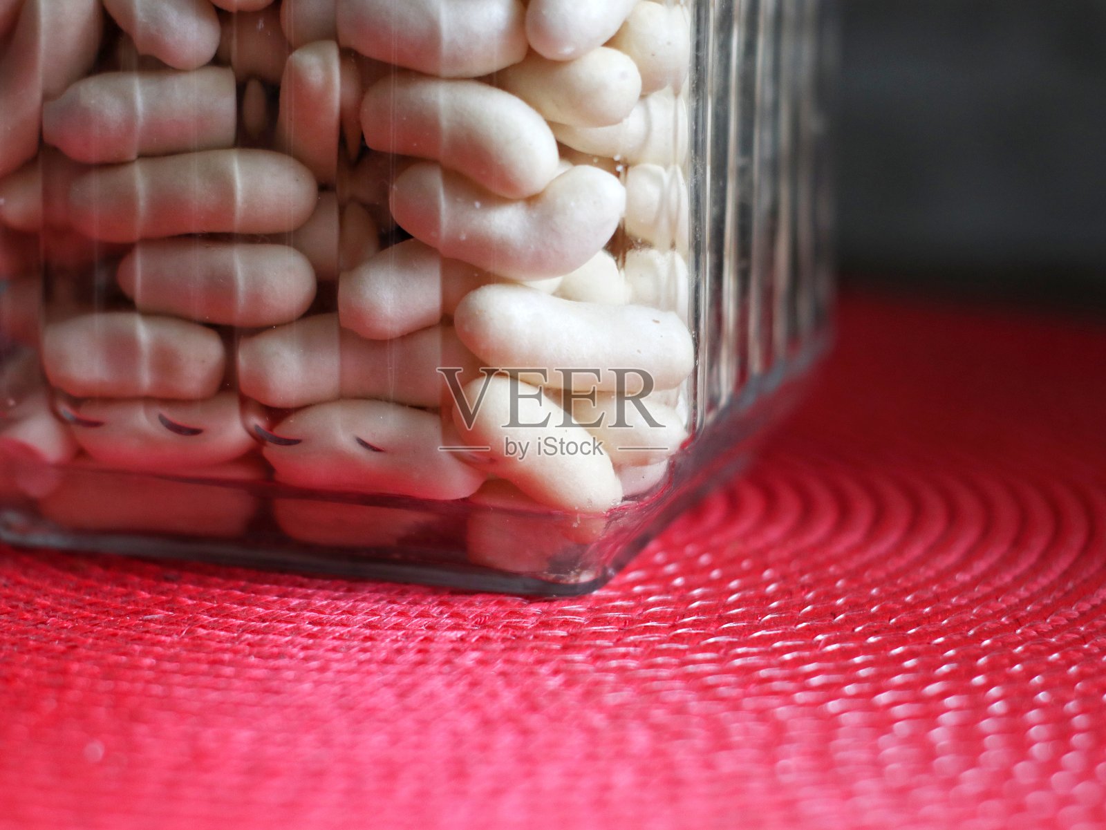 透明罐子里的Pilus鱼饼干照片摄影图片