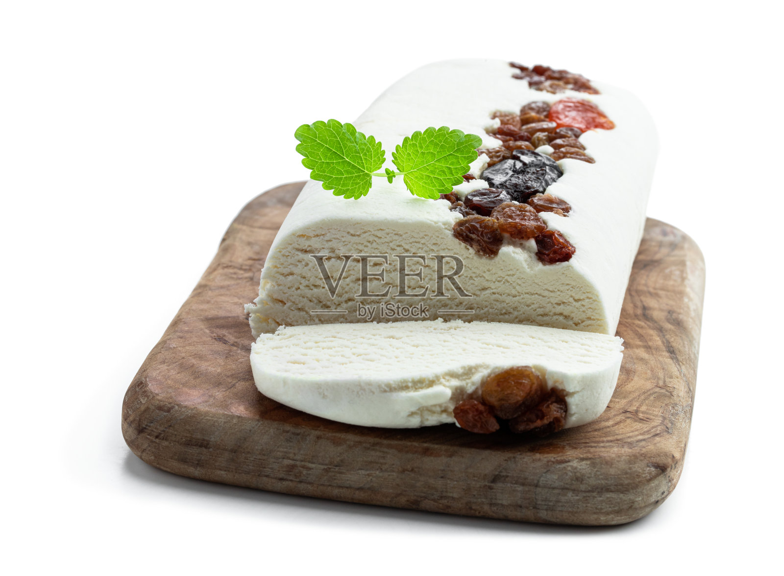 果仁牛轧糖与干果糖果分离在白色背景照片摄影图片