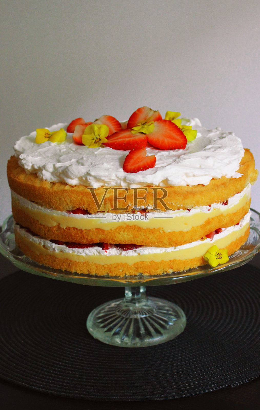 香草草莓蛋糕照片摄影图片