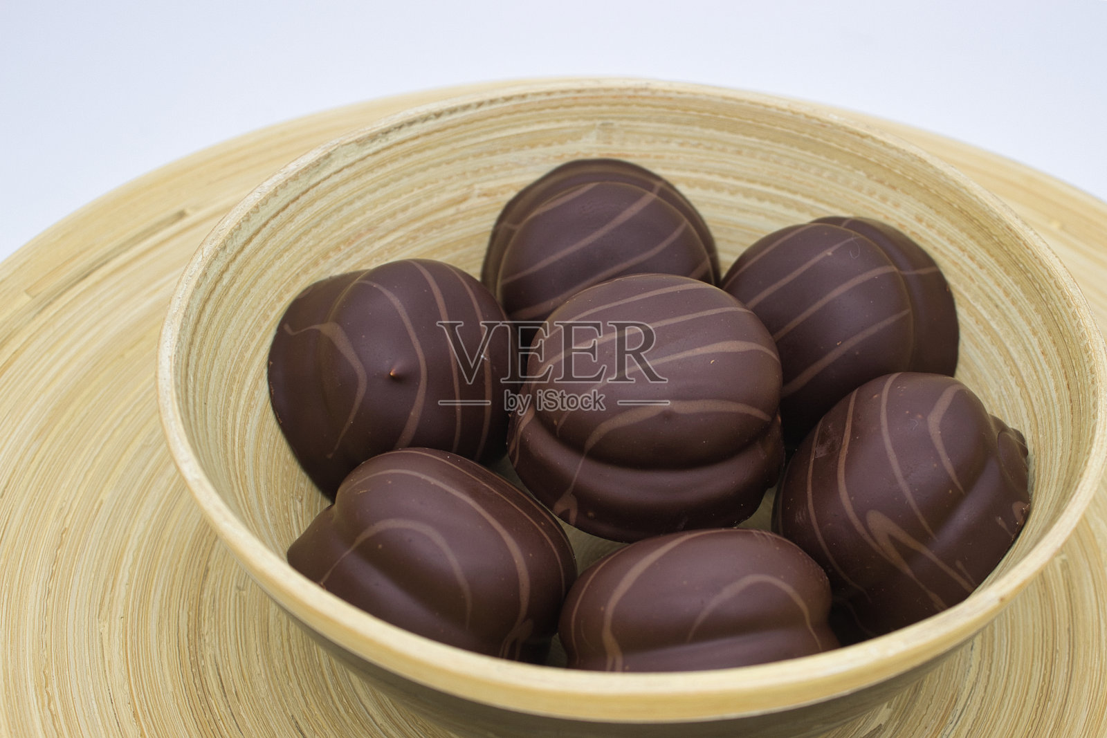 什锦比利时巧克力在碗里照片摄影图片