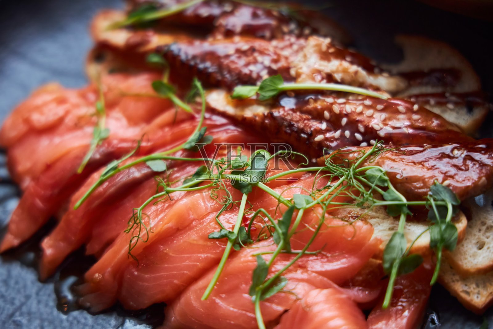 鱼三明治。一张喜庆的桌子。餐馆里的一道菜照片摄影图片