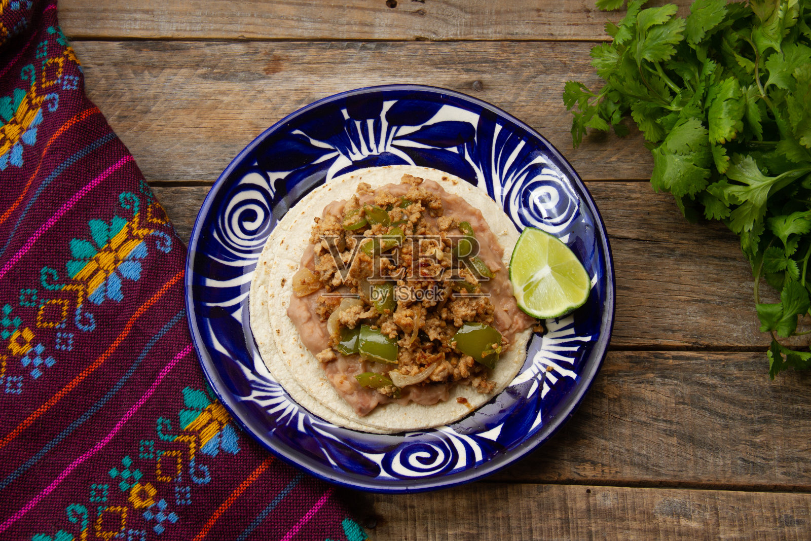 美味佳肴:碎猪肉玉米卷配辣椒和豆子照片摄影图片