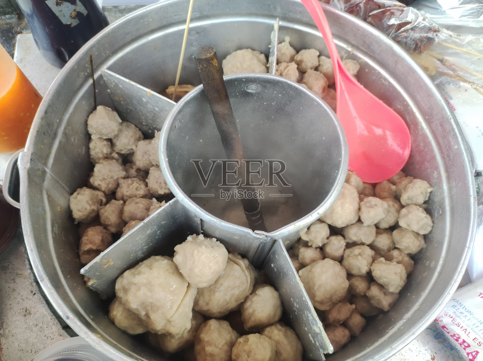 薄荷油，烤面包或肉丸照片摄影图片