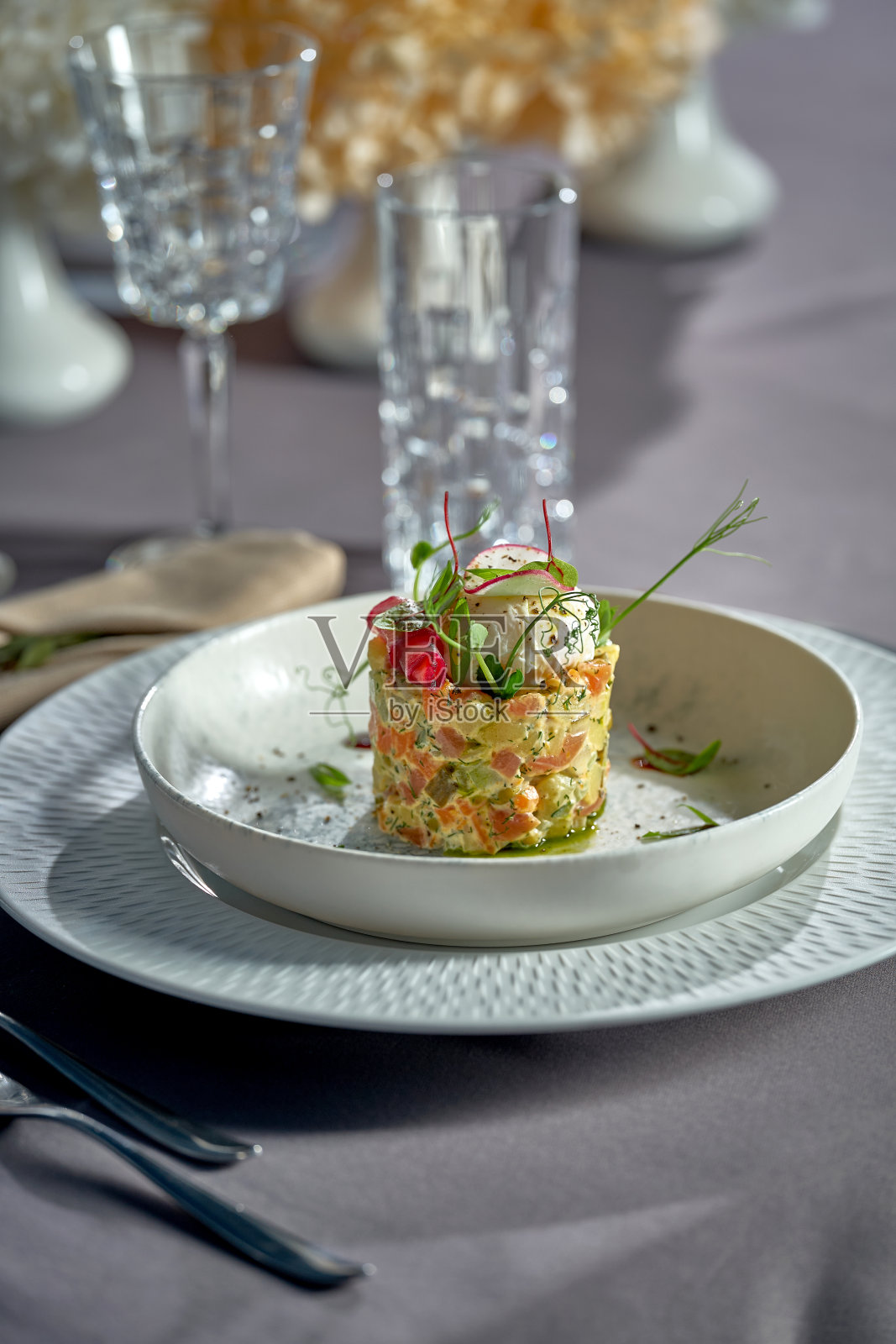 沙拉配蛋黄酱，鸡肉，豌豆，胡萝卜和荷包蛋。现代乌克兰沙拉奥利维尔照片摄影图片