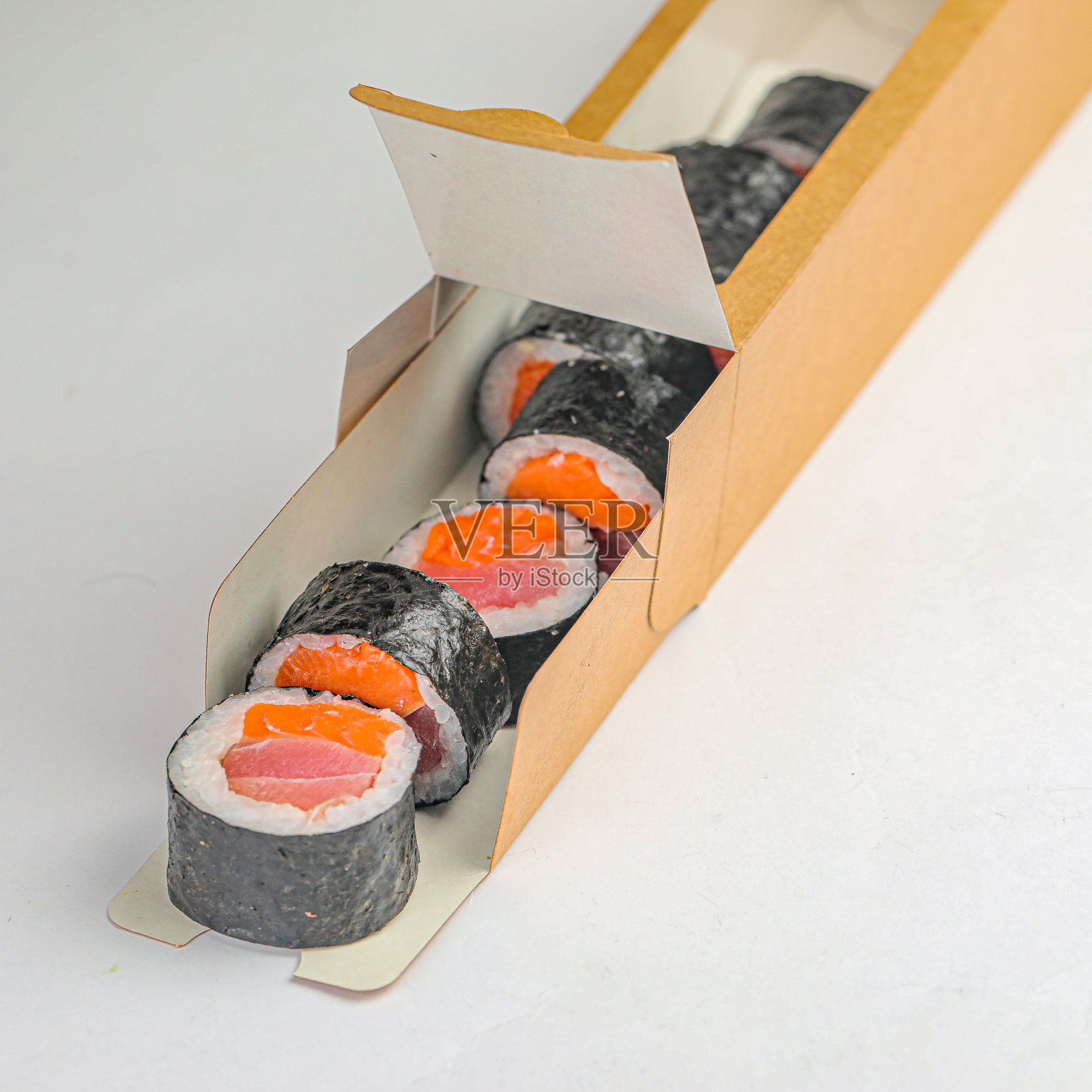 白面纸板箱寿司卷照片摄影图片