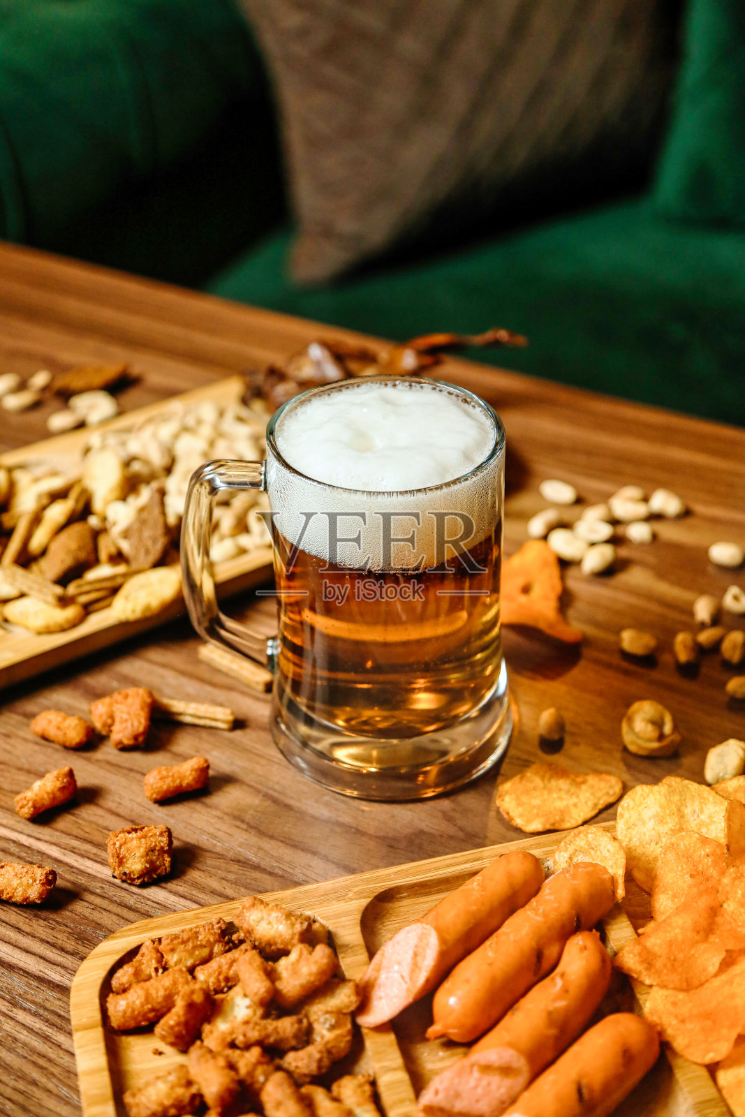 丰富的木桌，各式各样的食物和啤酒杯照片摄影图片