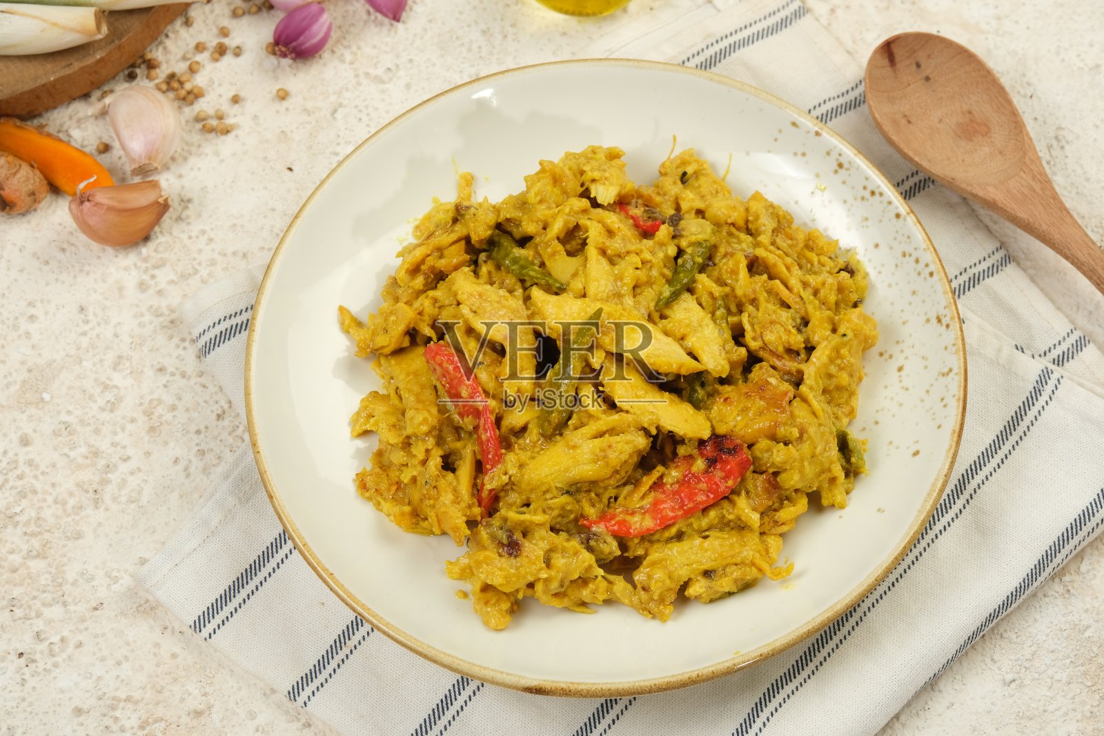 鸡丝(ayam suwir pedas)是美味辛辣的印尼传统食物照片摄影图片