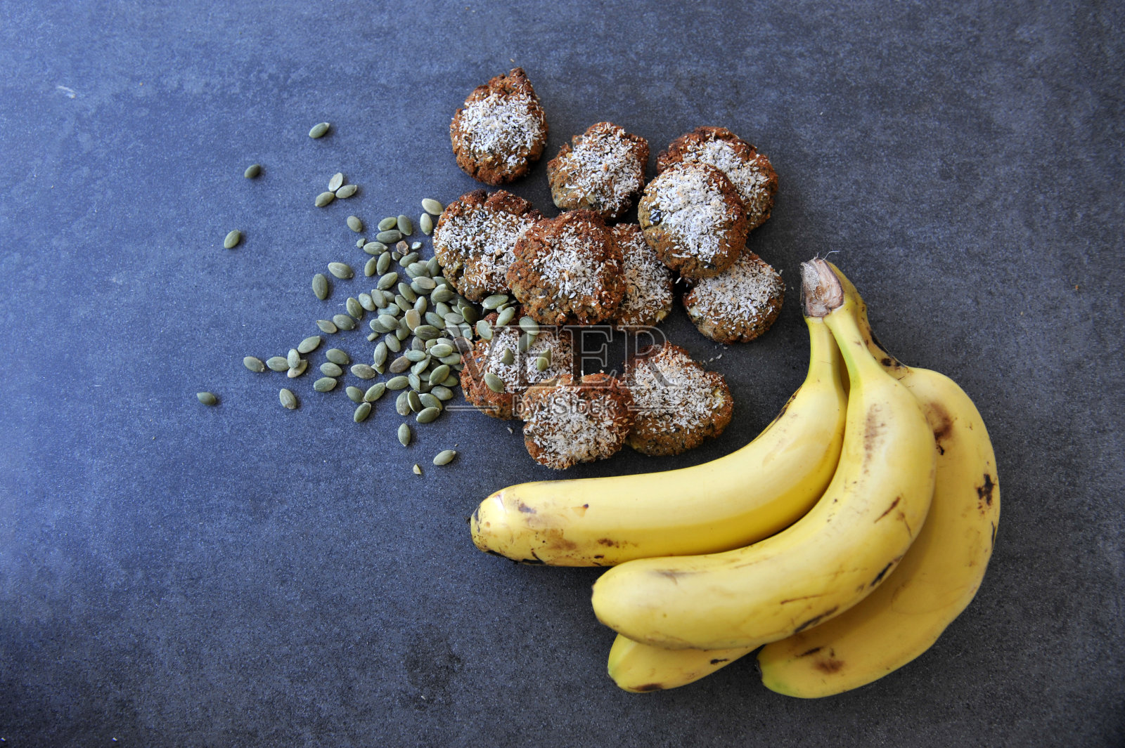 绿饼干配凝乳奶酪照片摄影图片