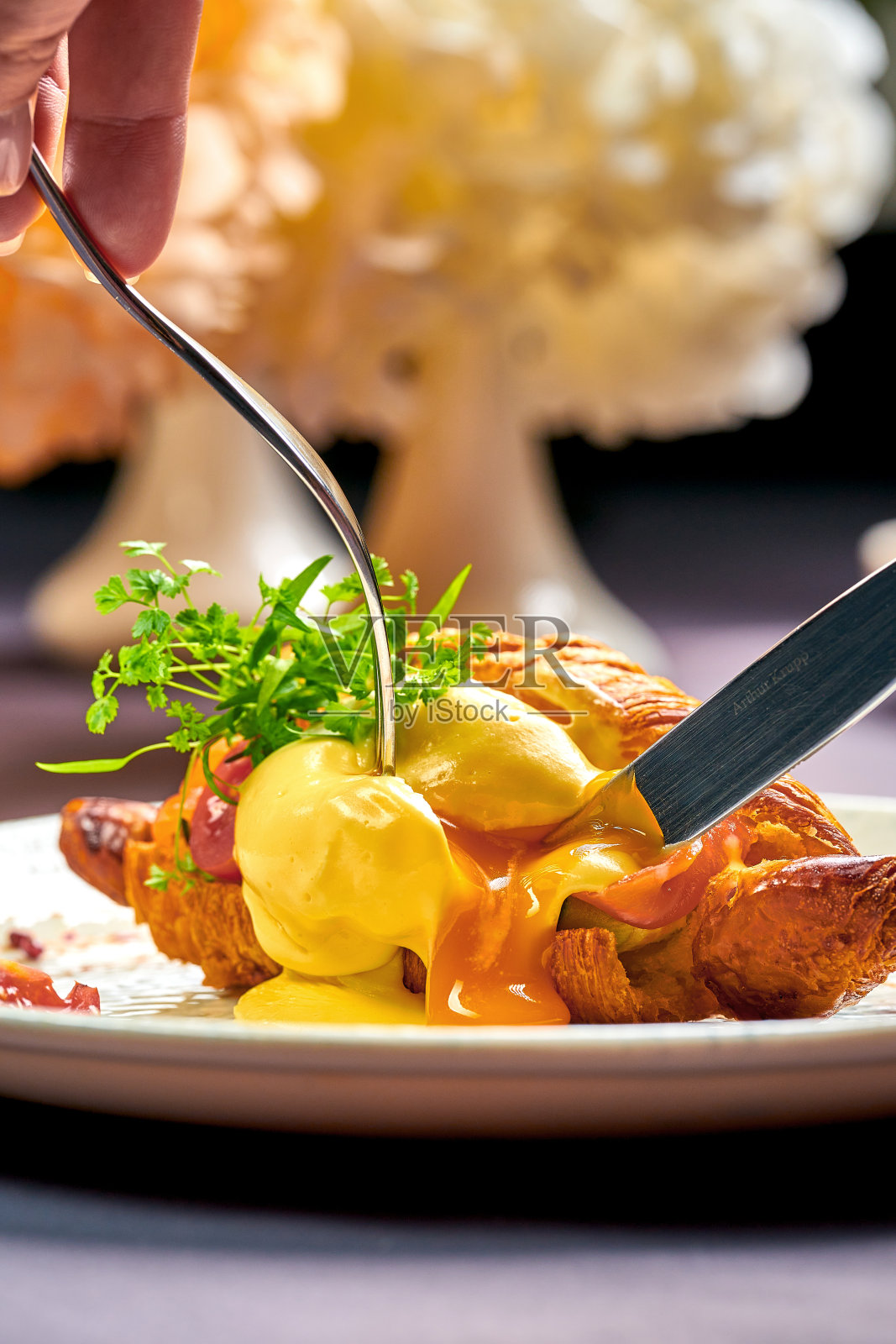 荷包蛋荷兰辣酱牛角包照片摄影图片