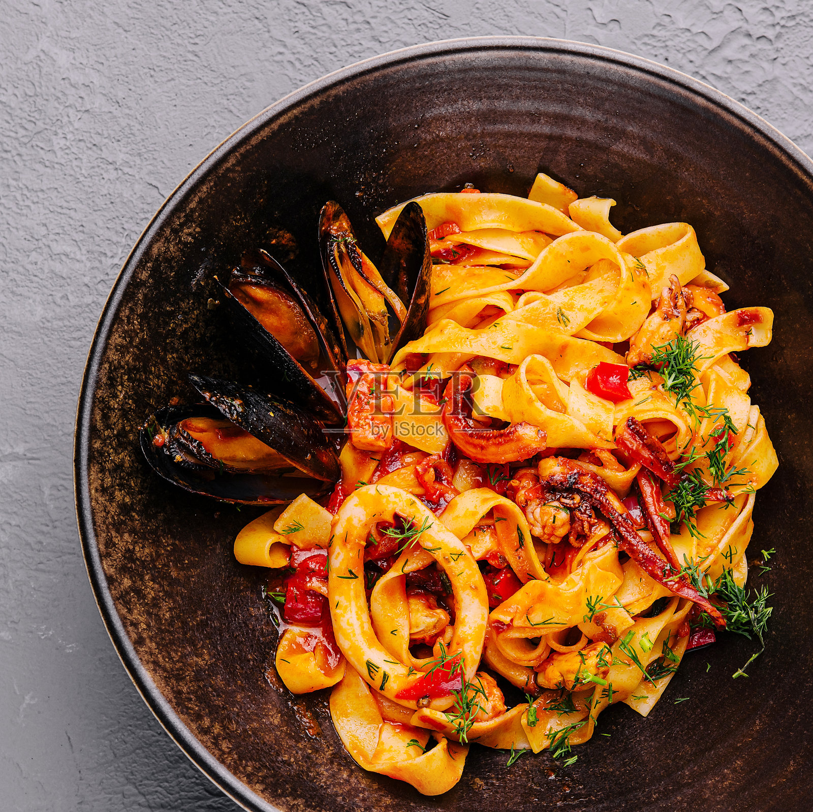 青口、鱿鱼和章鱼意面照片摄影图片