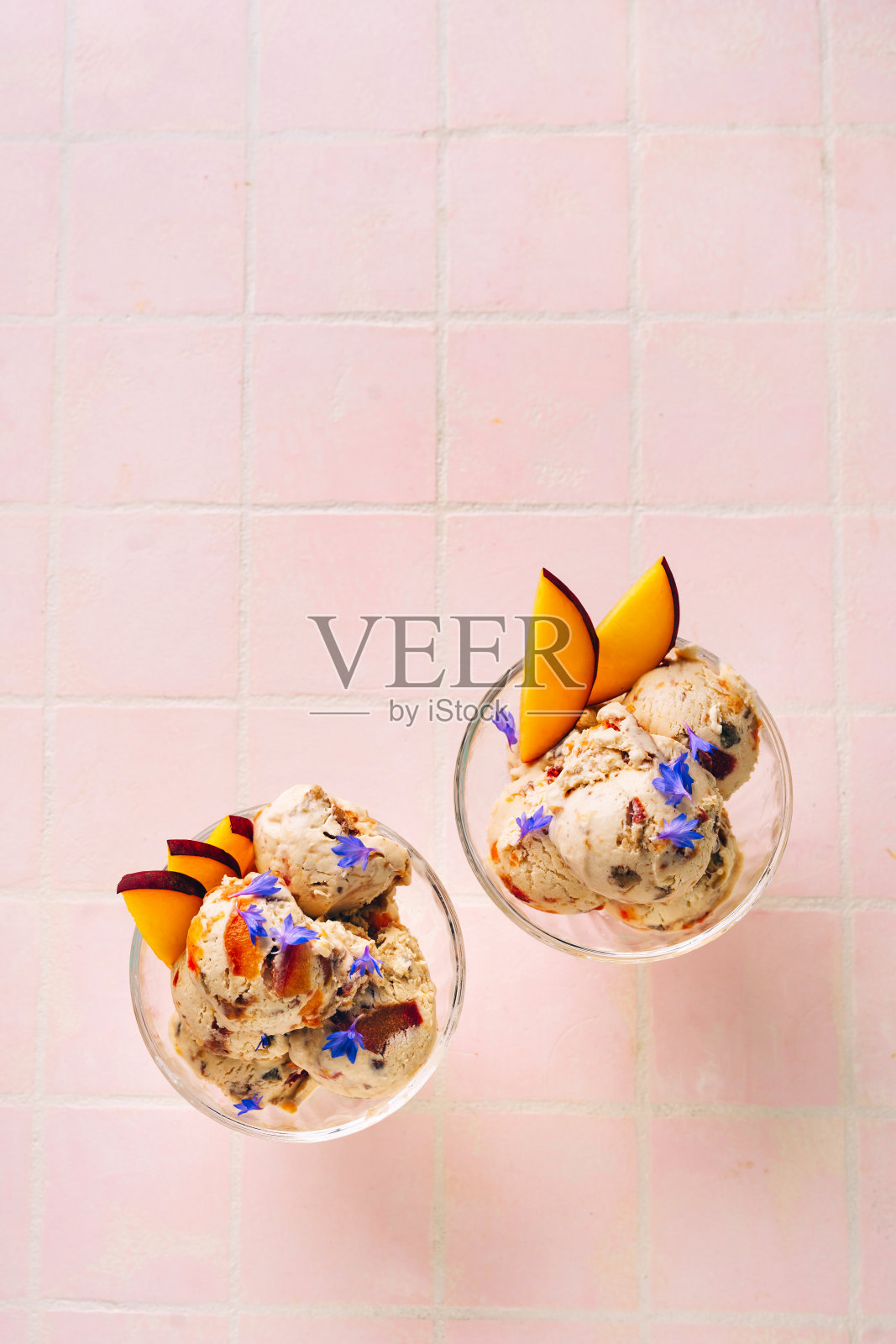 自制的甜桃子冰淇淋照片摄影图片