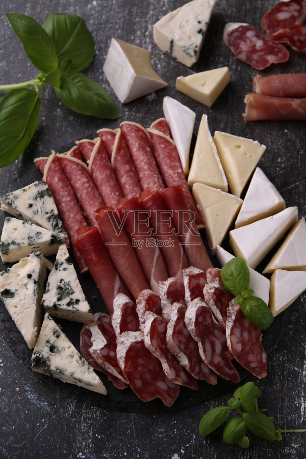 照片，肉类，零食，食品，意大利腊肠，奶酪，火腿，意大利熏火腿，切片，拼盘，开胃菜，美食，午餐，面包，盘子，蓝色，托盘，布里干酪照片摄影图片