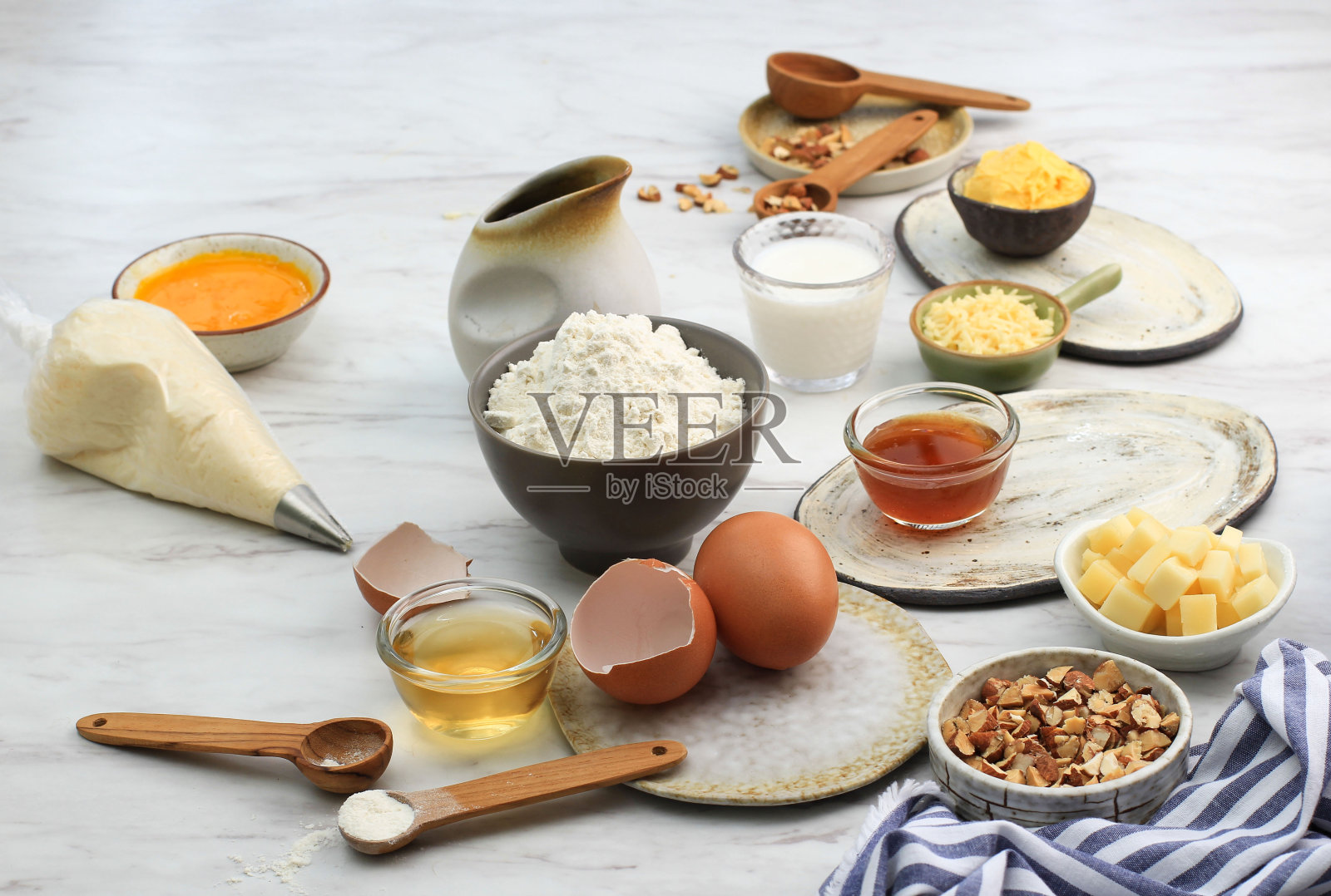 俯视图烘烤准备的各种成分在大理石桌子上，文字的复制空间照片摄影图片