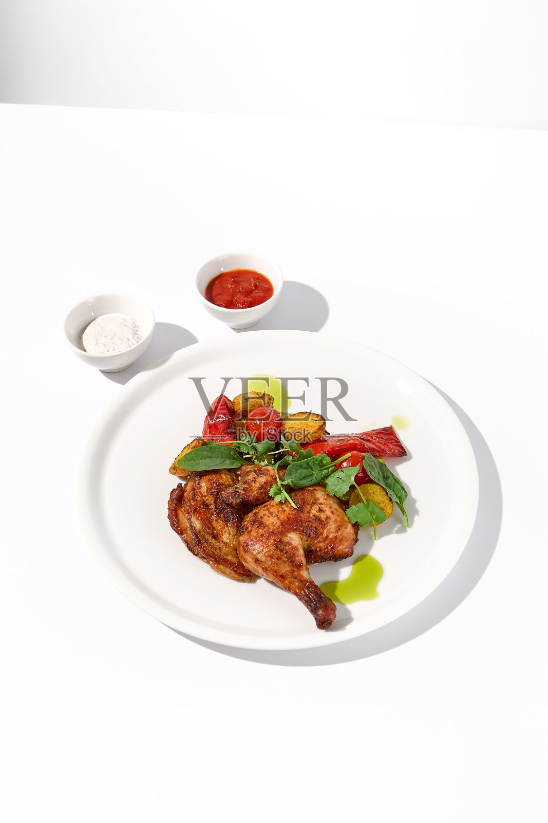 烤鸡塔巴加烤土豆和酱汁，在一个孤立的白色背景，完美的餐厅菜单照片摄影图片