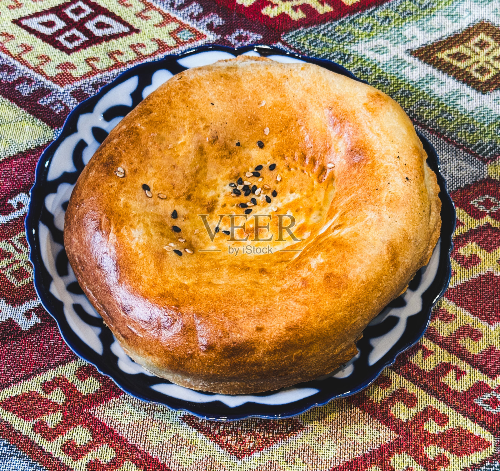 桌上盘子里的乌兹别克面饼照片摄影图片