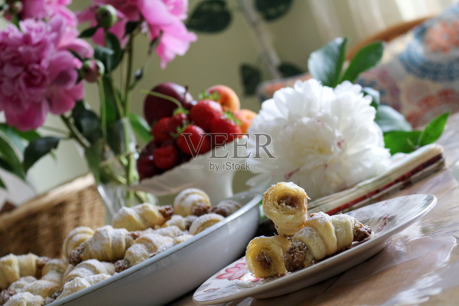 小酥皮牛角包。螺母滚。饼干。小酥皮卷。照片摄影图片