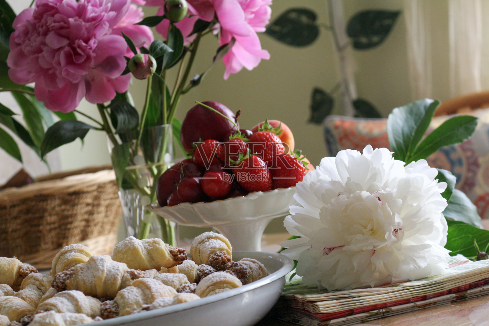 小酥皮牛角包。螺母滚。饼干。小酥皮卷。照片摄影图片
