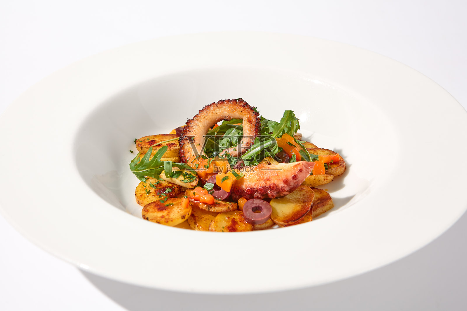 烤章鱼触手配马铃薯焗烤，白色背景照片摄影图片