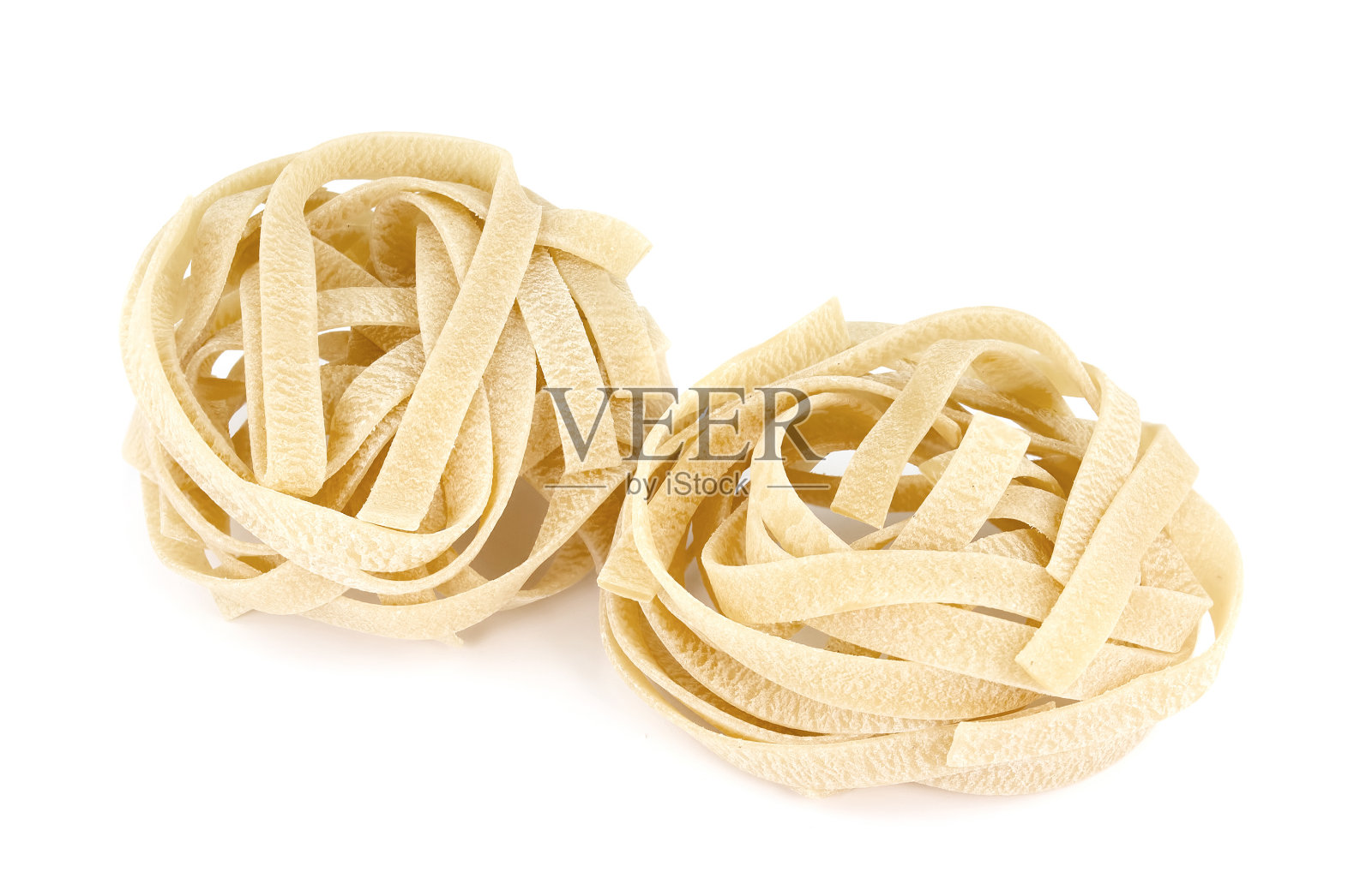 白色背景上孤立的意大利通心粉巢照片摄影图片