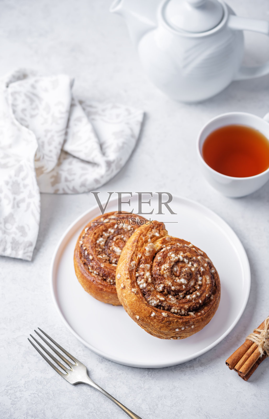 盘子里放着肉桂卷照片摄影图片