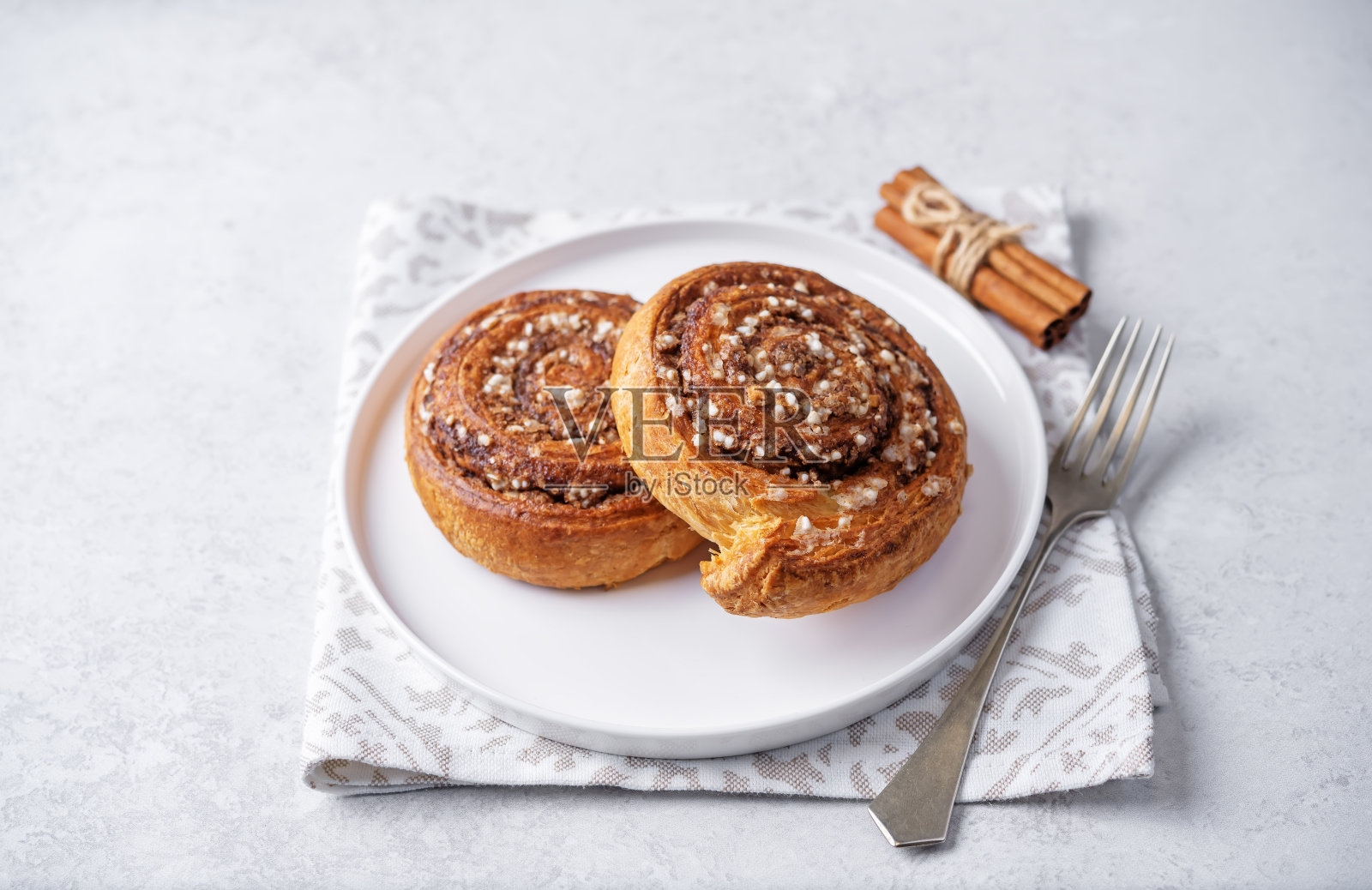 盘子里放着肉桂卷照片摄影图片