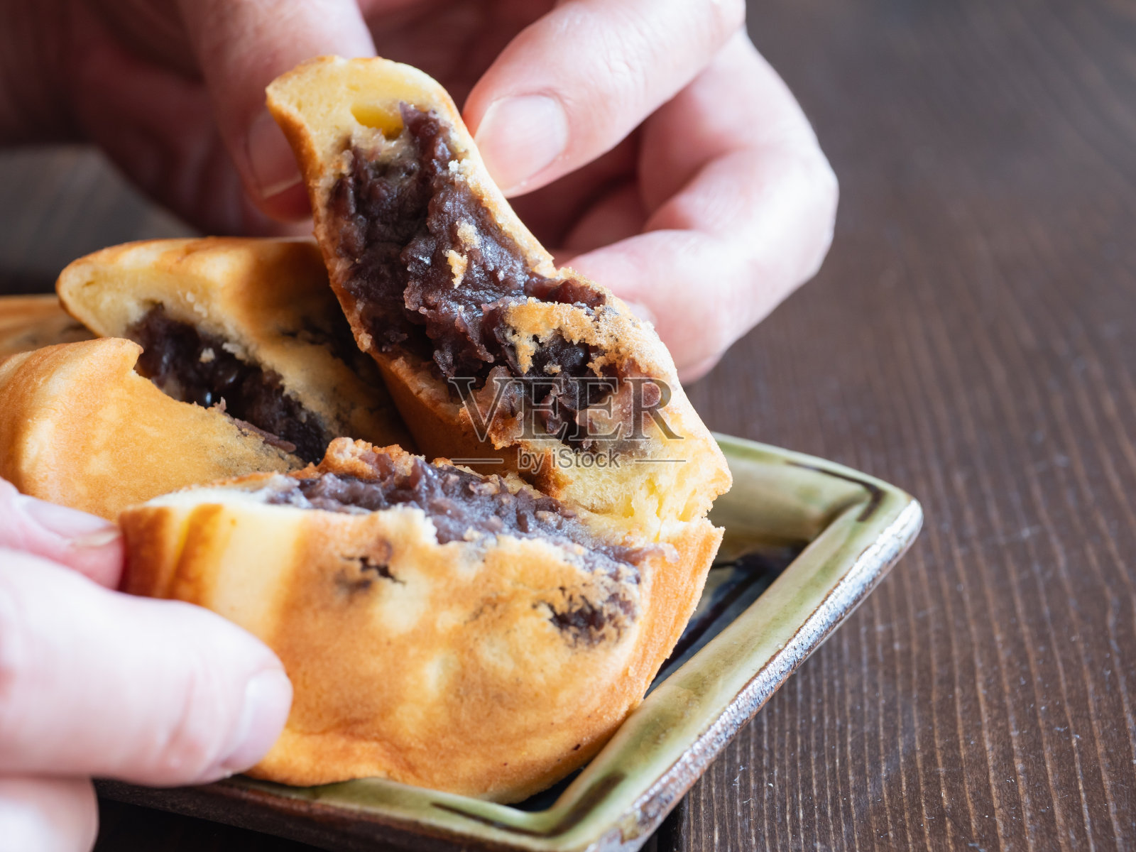 烧是一种日式甜点，里面有红豆沙。横截面。照片摄影图片