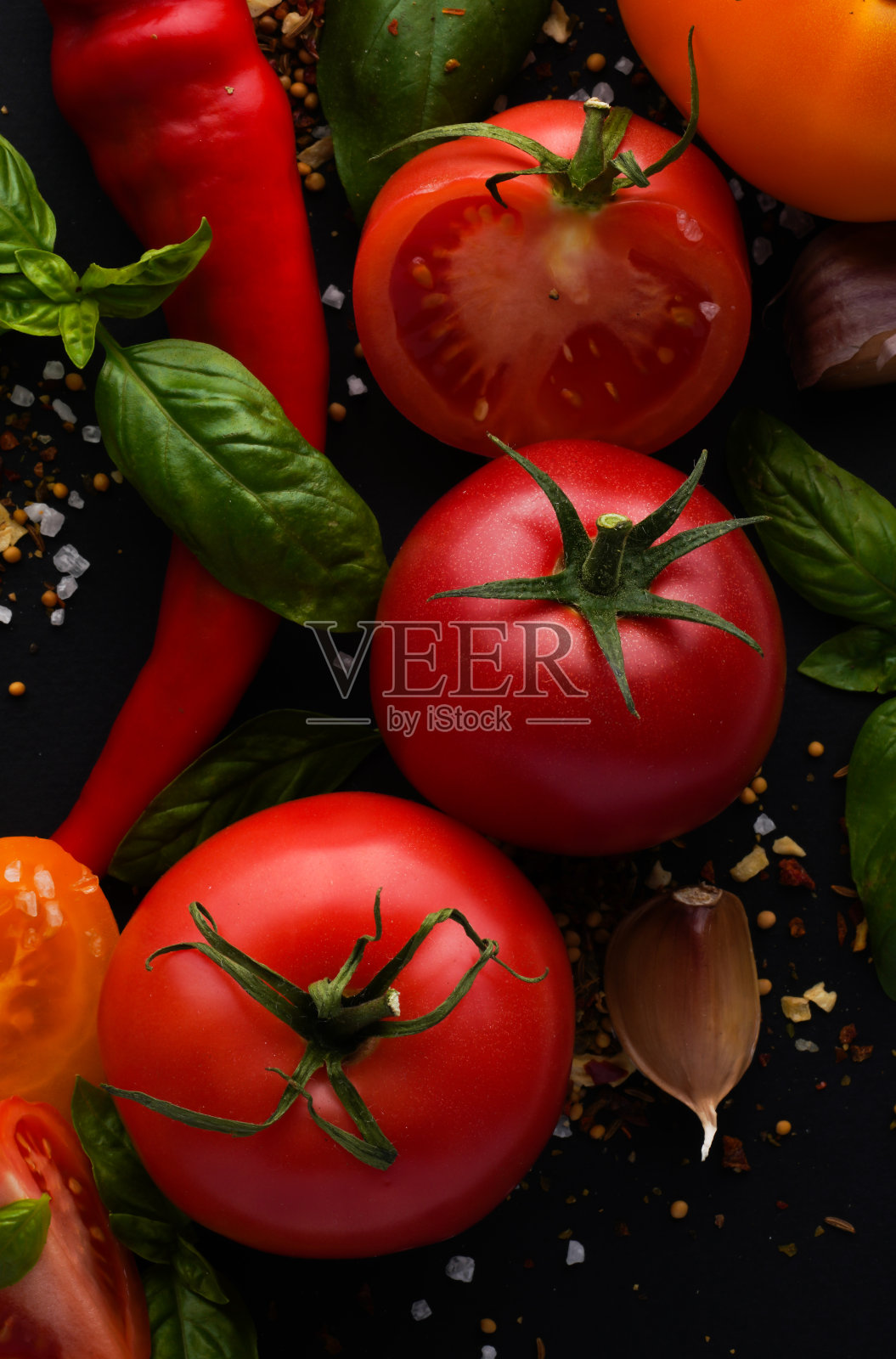 新鲜成熟的红番茄和罗勒，是酱汁和意大利面的原料照片摄影图片