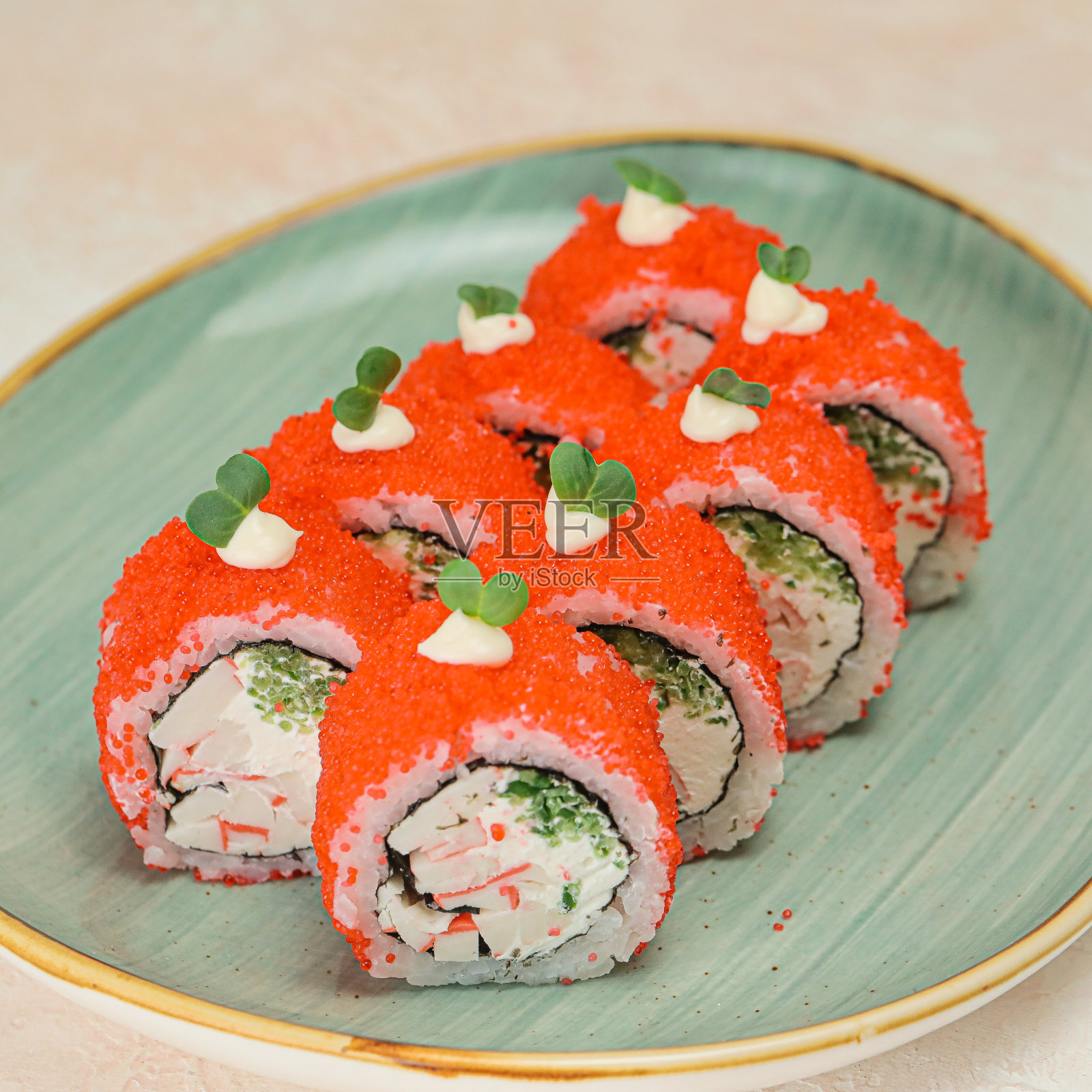 桌上的一盘寿司照片摄影图片