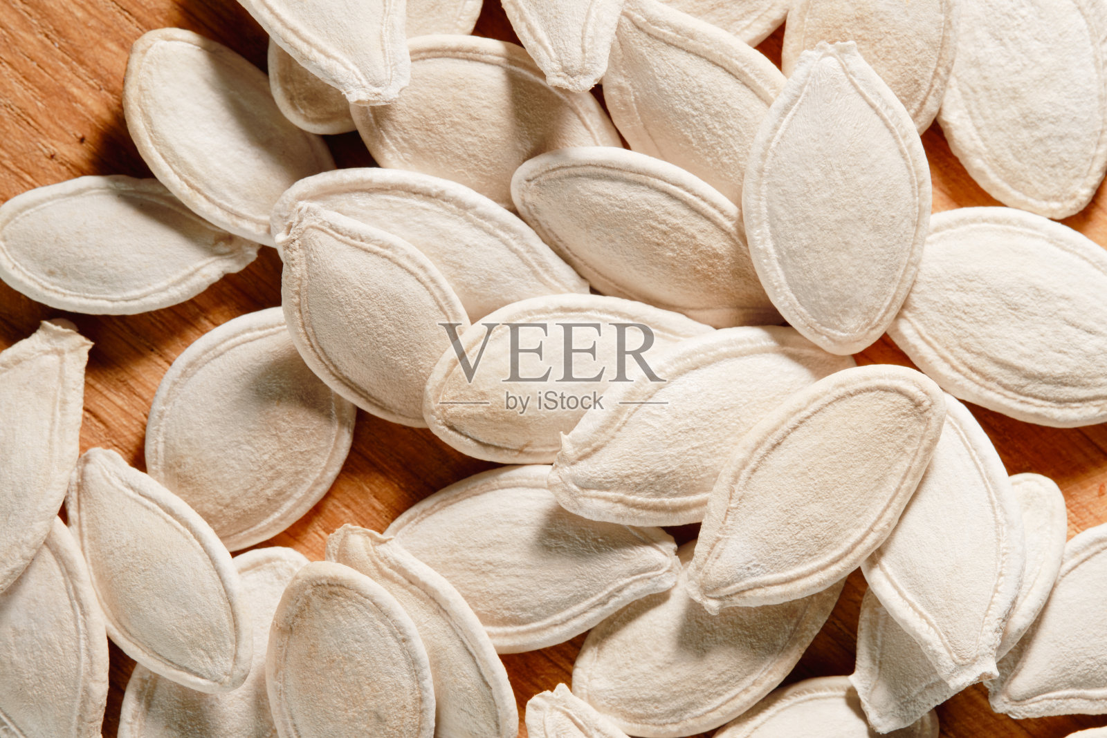 一大群去壳的干南瓜籽的特写。前视图。照片摄影图片