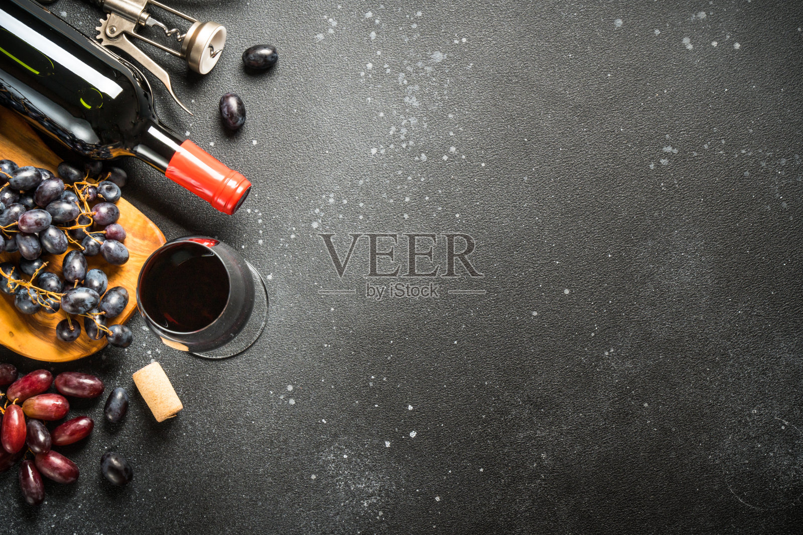 黑色背景的红酒。照片摄影图片