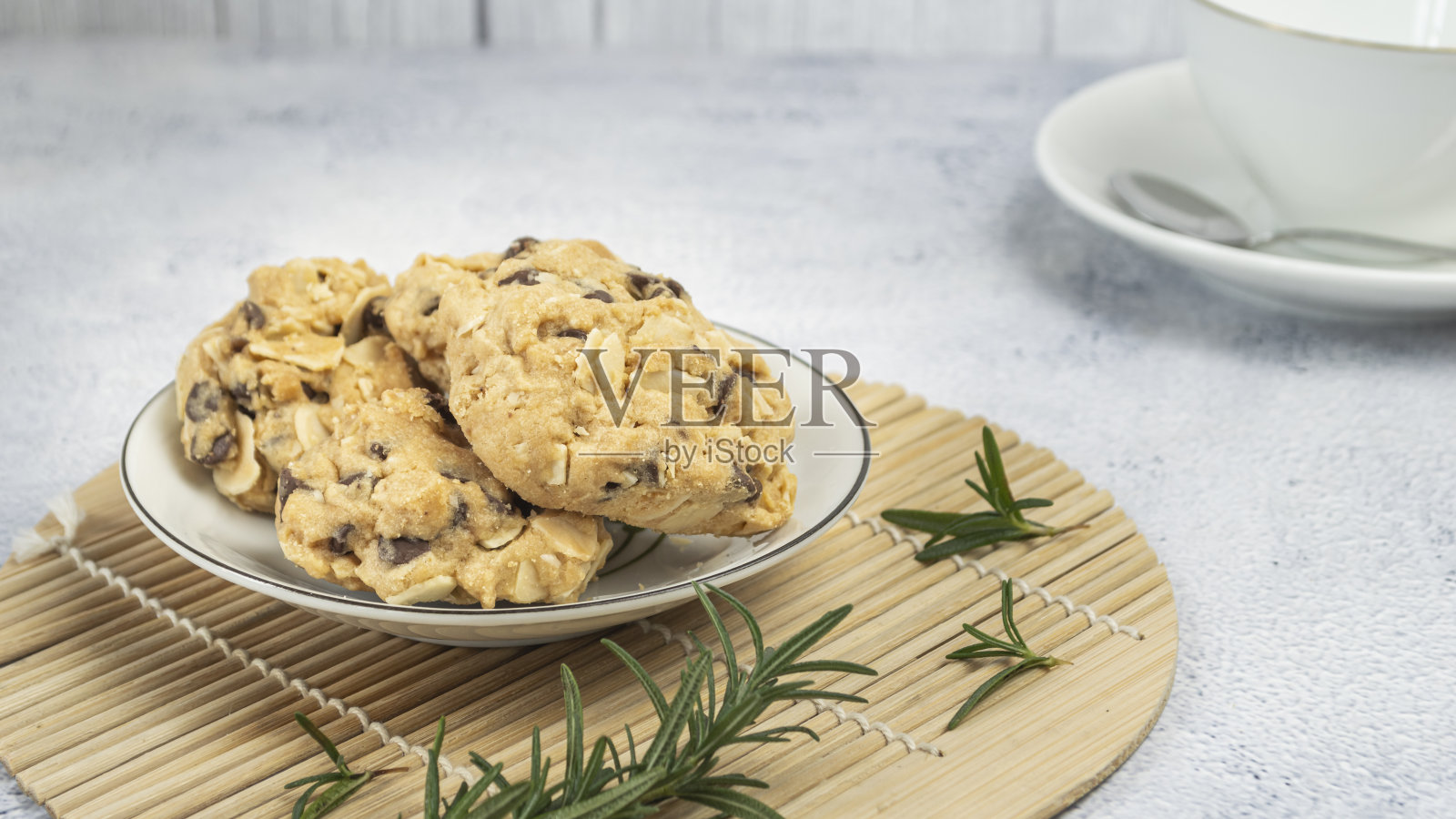 盘子里有刚烤好的杏仁饼干照片摄影图片