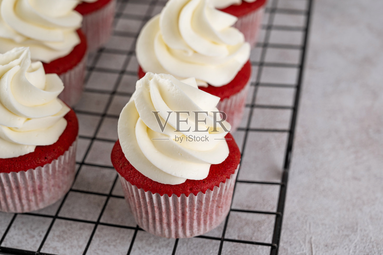 红丝绒蛋糕配奶油芝士糖霜和红心糖。情人节的美味甜点。选择焦点，复制空间。照片摄影图片