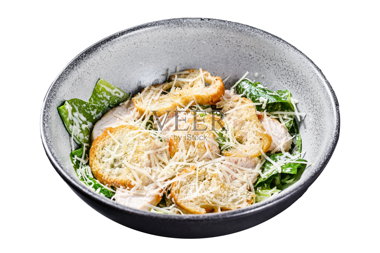 自制鸡肉凯撒沙拉加奶酪和面包丁。孤立在白色背景上。前视图。照片摄影图片