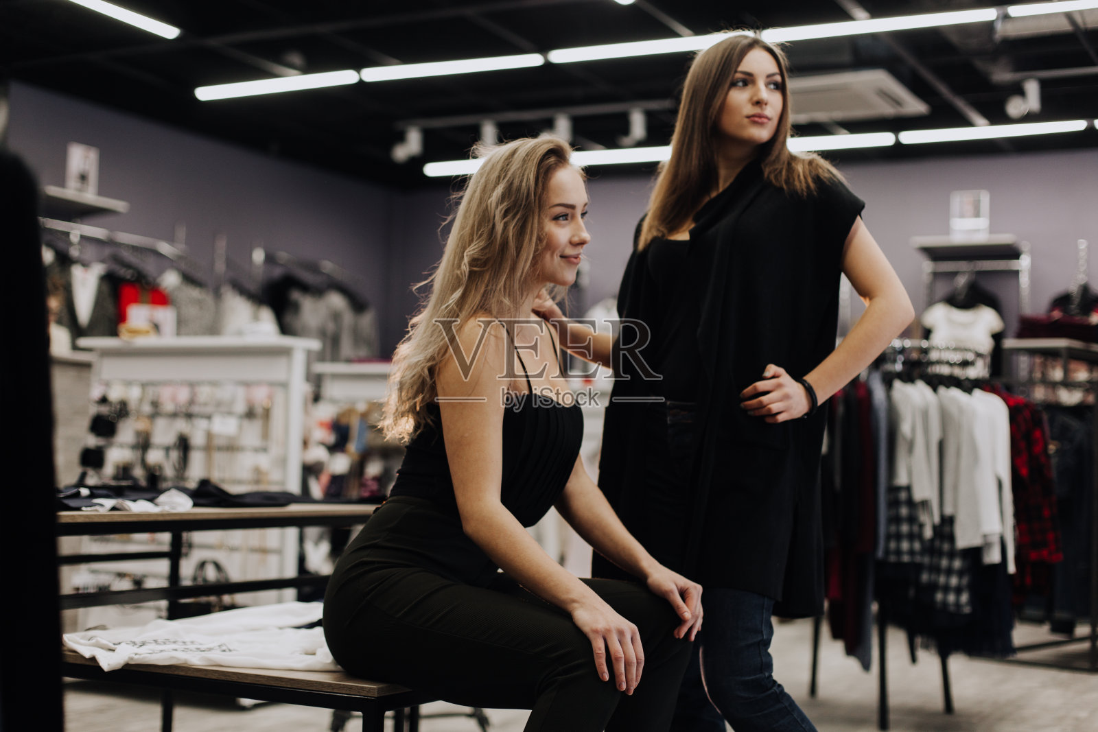 城市里拎着购物袋的漂亮女孩照片摄影图片