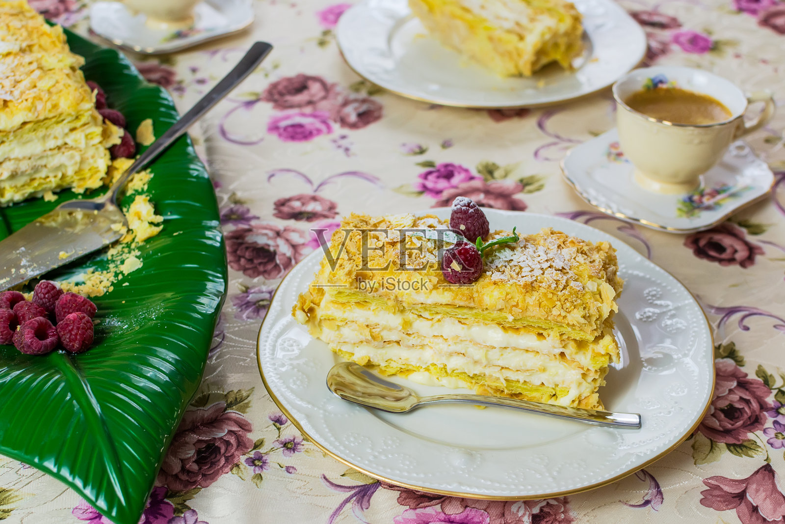 用覆盆子装饰的拿破仑甜点照片摄影图片