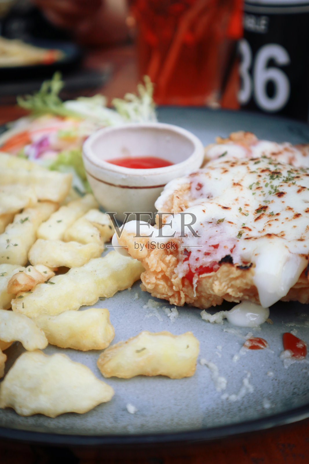 一盘牛排配炸薯条和酱汁照片摄影图片