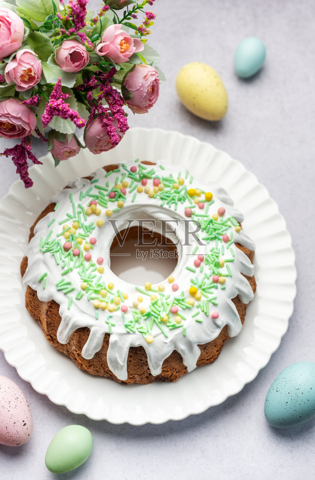 复活节蛋糕和复活节彩蛋照片摄影图片