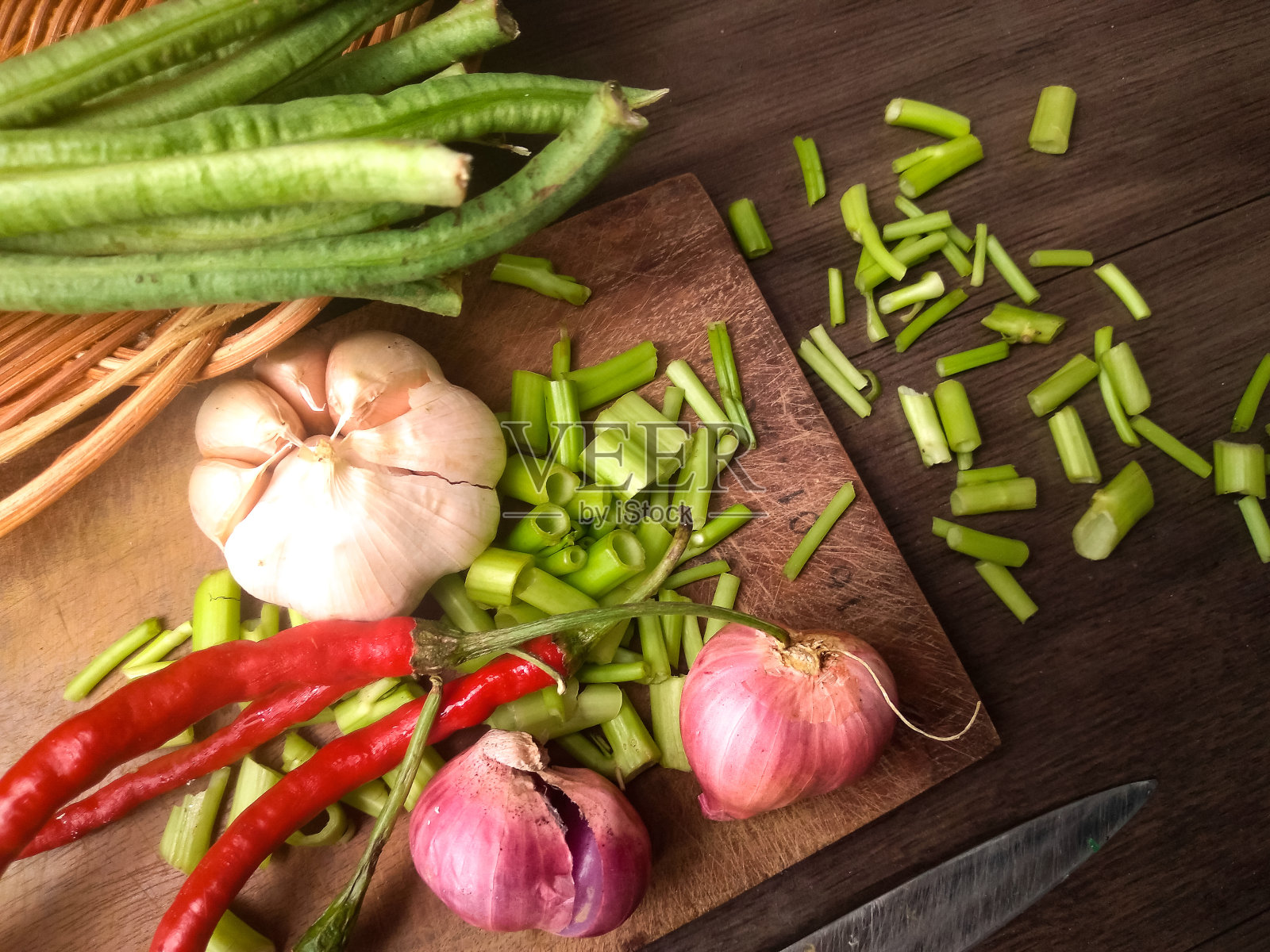 长豆和一些厨房用的蔬菜香料照片摄影图片