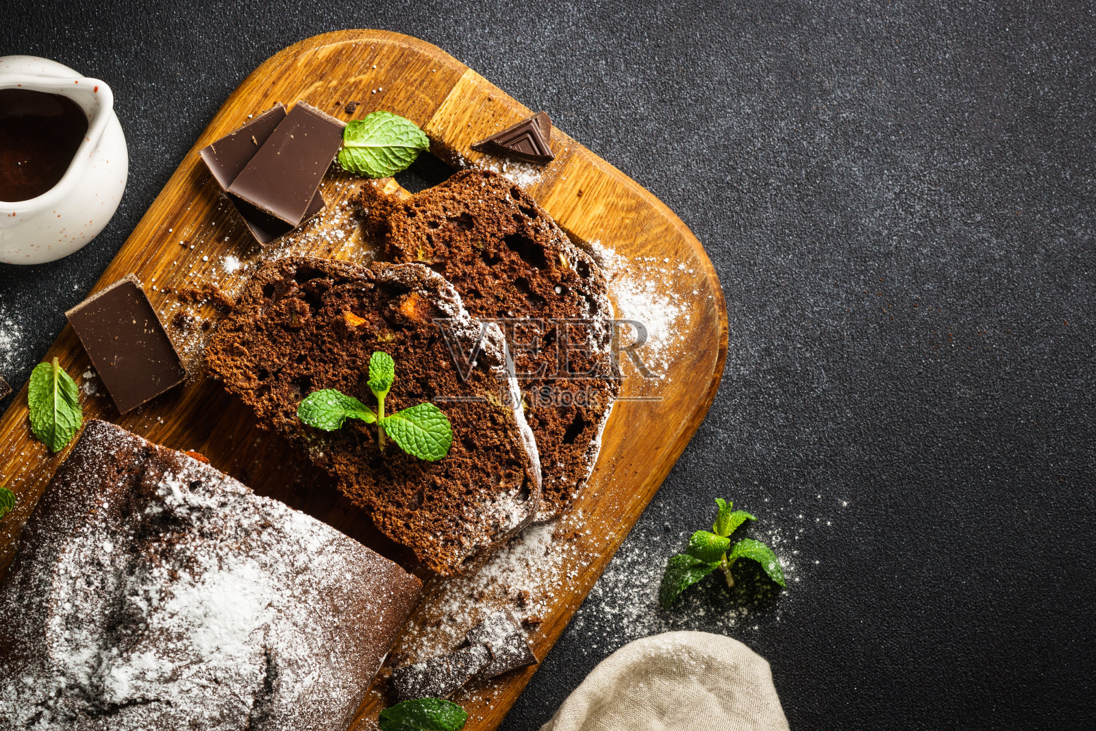 巧克力蛋糕配上黑色的橘子。照片摄影图片