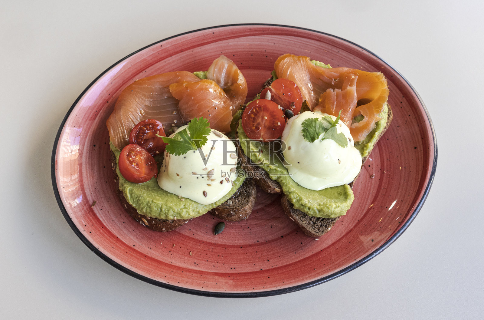 全麦三明治，牛油果，鲑鱼，西红柿和马苏里拉奶酪。减肥食品概念。照片摄影图片