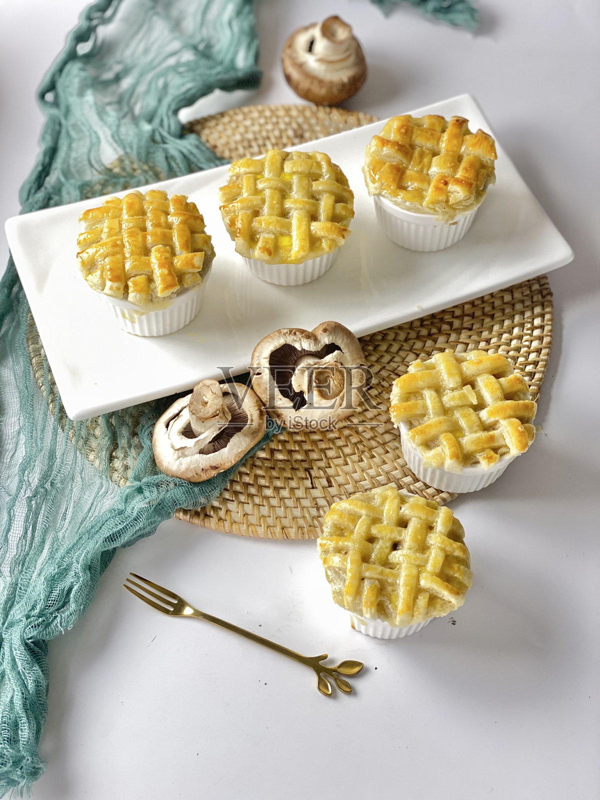 美式鸡肉馅饼放在桌上的烤盘里。从上面的水平视图。巴西鸡肉派-自制的鸡肉派锅铲在木桌质朴的吸引力照片摄影图片