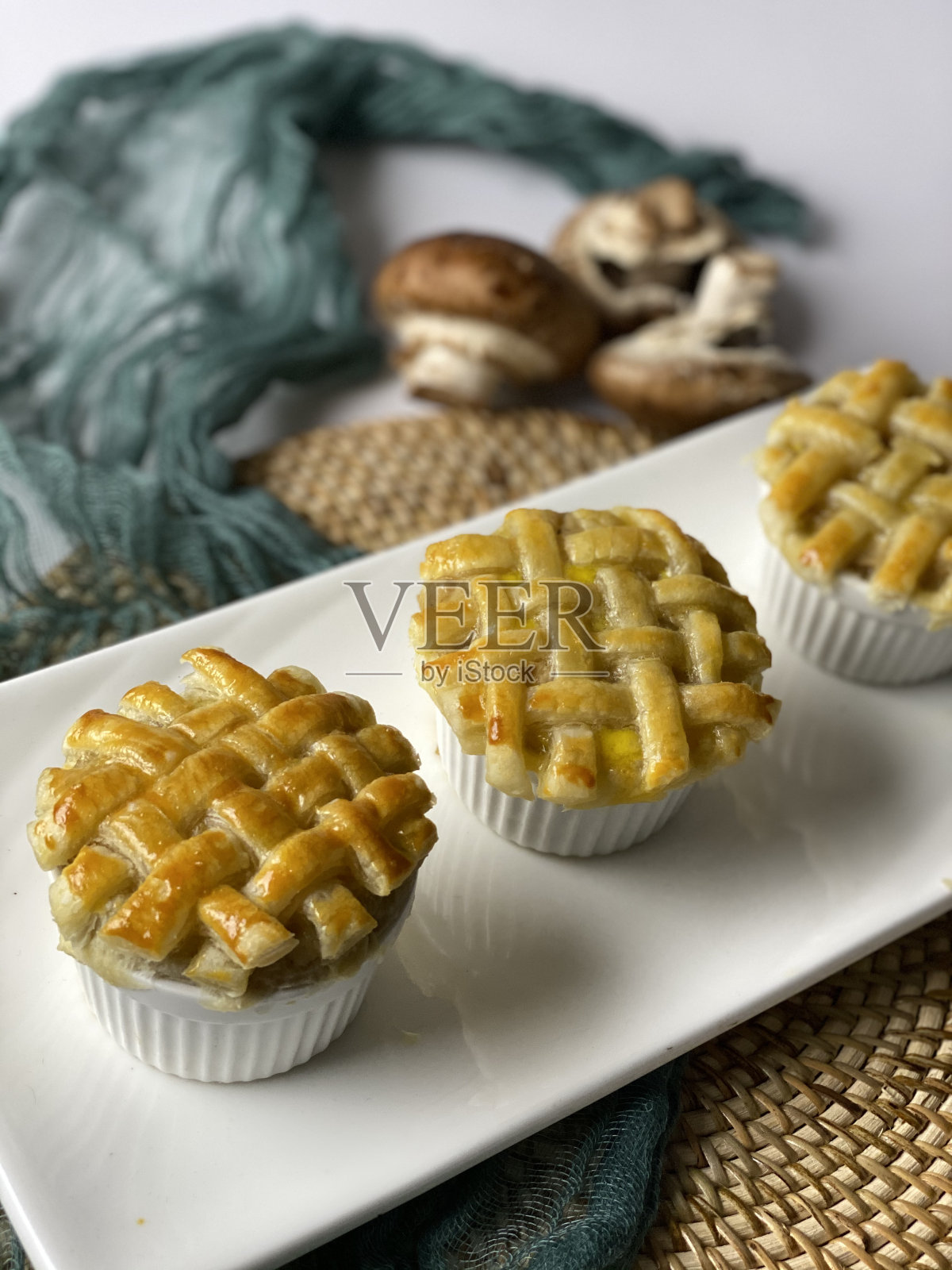 美式鸡肉馅饼放在桌上的烤盘里。从上面的水平视图。巴西鸡肉派-自制的鸡肉派锅铲在木桌质朴的吸引力照片摄影图片