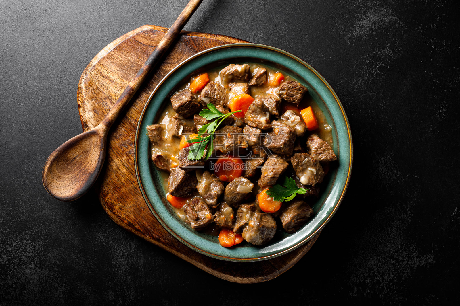 牛肉胡萝卜洋葱炖菜，牛肉胡萝卜炖菜，俯视图照片摄影图片