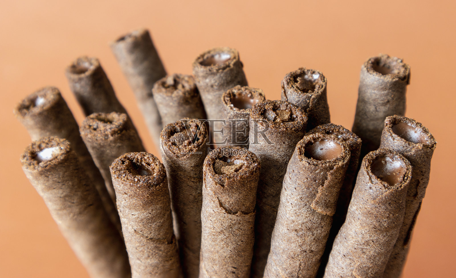 棕色背景上的脆扭华夫饼照片摄影图片